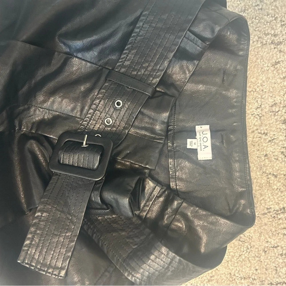 J.O.A high wasted belted barrel leg faux leather pants! Pictures no justice!Sz.M - Picture 3 of 9